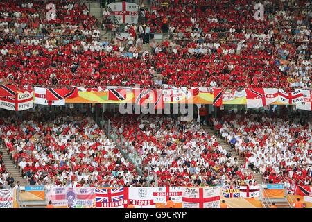 Fußball - FIFA Fußball-Weltmeisterschaft 2006 Deutschland - Gruppe B - England gegen Trinidad und Tobago - Franken-Stadion. England gegen Trinidad & Tobago Fans auf den Tribünen Stockfoto