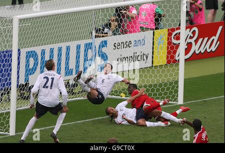 Fußball - FIFA Fußball-Weltmeisterschaft 2006 Deutschland - Gruppe B - England gegen Trinidad und Tobago - Franken-Stadion. Der englische John Terry macht den Ball aus der Reihe Stockfoto