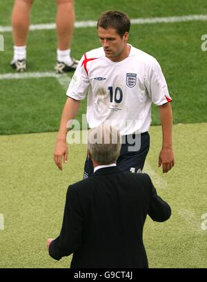 Fußball - FIFA Fußball-Weltmeisterschaft 2006 Deutschland - Gruppe B - England gegen Trinidad und Tobago - Franken-Stadion. Der englische Michael Owen Walks kam an Englands Manager Sven Goran Eriksson vorbei, nachdem er von Wayne Rooney ersetzt wurde Stockfoto