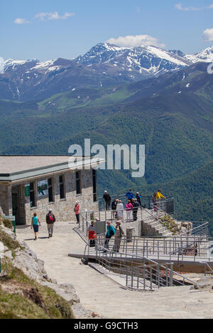 Wandern in den Bergen der Picos de Europa Norden Spaniens nach der Einnahme von der Seilbahn aus Fuente De Stockfoto