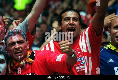 Fußball - Euro 2000 - Gruppe B - Türkei / Italien. Türkei-Fans Stockfoto