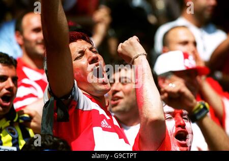 Fußball - Euro 2000 - Gruppe B - Türkei / Italien. Die Türkei-Fans feiern das ausgleichende Tor ihrer Mannschaft Stockfoto