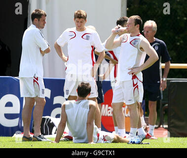 Englands Jamie Carragher links (), Wayne Rooney und Steven Gerrard (Mitte) und Frank Lampard (sitzend), während eine Erwärmung Sitzung nach dem Training im Mittelbergstadion, Buhlertal, Deutschland. Stockfoto