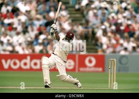 Cricket - erster Cornhill Versicherungstest - England gegen Westindien - zweiter Tag. Brian Lara von West Indies knackt eine vier Stockfoto