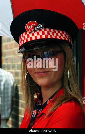 Motorradfahren - British Superbike Championship 2006 - Round Seven - Snetterton. Grid Girl Stockfoto