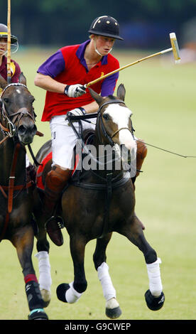 Prinz Harry in Aktion im Beaufort Polo Club, wo er für das Highgrove-Team in einem Charity-Polo-Match spielte. Stockfoto