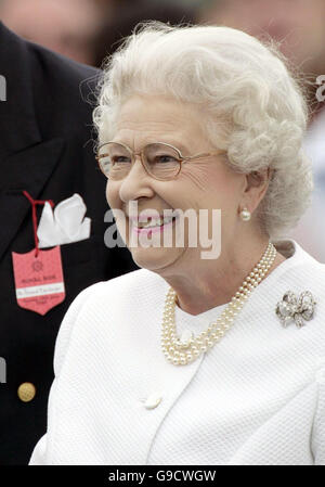 Die britische Königin Elizabeth II die Broncos Preise vorzulegen, nachdem sie nach Dubai 12 bis 10 in der Königin-Cup-Finale im Guards Polo Club, Windsor Great Park verloren. Stockfoto