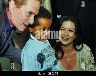 Die in Wales geborene Hollywood-Schauspielerin Catherine Zeta Jones und ihr Mann Michael Douglas treffen auf Taylor Lewis, den sechsjährigen, während ihres Besuchs im Children's Hospital am University Hospital of Wales in Cardiff, Wales. Stockfoto