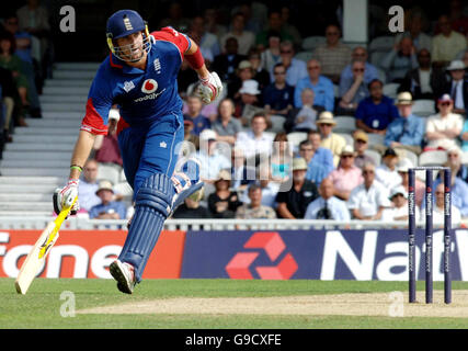 Englands Kevin Pietersen macht sich während der zweiten NatWest Series One-Day International gegen Sri Lanka auf dem Brit Oval in Surrey auf den Weg. Stockfoto