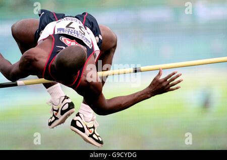 Leichtathletik - Norwich Union Challenge - Großbritannien / USA. Der US-Amerikaner Charles Austin räumt auf dem Weg zum Sieg im Hochsprung der Männer die Messlatte ab Stockfoto