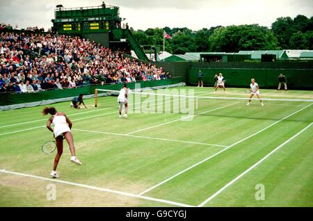 Tennis - Wimbledon Championships - Viertelfinale. Venus Williams und Serena Williams auf dem Weg, Martina Navratilova und Mariaan de Swardt im Doppel der Frauen zu besiegen Stockfoto