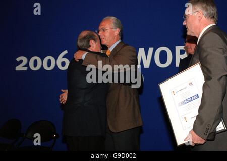 FIFA-Präsident Joseph Sepp Blatter (l.) umarmt Deutschland 2006 WM-Komitee-Führer Franz Beckenbauer (r.), nachdem Deutschland das Recht auf die Austragungsmission der WM 2006 gewonnen hatte Stockfoto