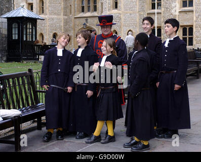 ANFRAGE FÜR BRIGHTON ARGUS. Yeoman Warder Chris Skaife führt Schülerinnen und Schüler von Christ es Hospital School, Brighton, bei einem Besuch in den Tower of London. Stockfoto