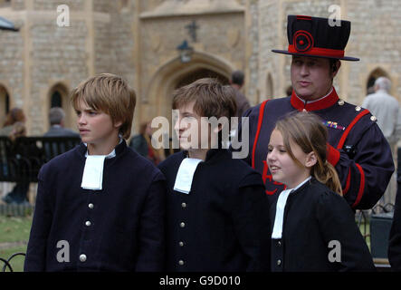 ANFRAGE FÜR BRIGHTON ARGUS. Yeoman Warder Chris Skaife führt Schülerinnen und Schüler von Christ es Hospital School, Brighton, bei einem Besuch in den Tower of London. Stockfoto