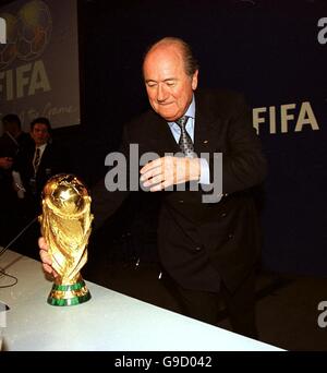 Fußball – FIFA 2006-Weltmeisterschaft – Bieten auf das Turnier. FIFA-Präsident Joseph Sepp Blatter mit der WM-Trophäe Stockfoto