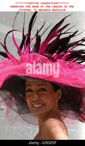 Rennfahrerin Melanie Marcolin beim Royal Ascot Renntreffen, auf der Ascot Rennbahn in Berkshire, zum Ladies Day. Stockfoto