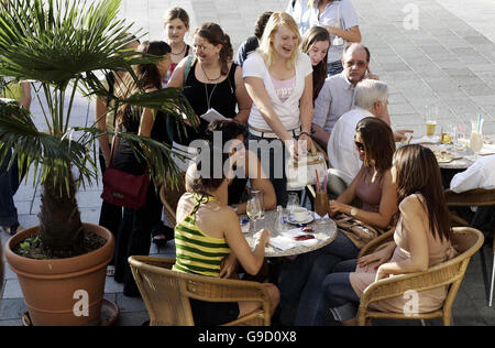 Vanessa Birrcel, Partnerin von England-Fußballer Wayne Bridge (rechts unten) und Carly Zucker-Partnerin von England-Fußballer Joe Cole (2. Von rechts) geben Autogramme für die Öffentlichkeit im Zentrum von Baden Baden, Deutschland. Stockfoto