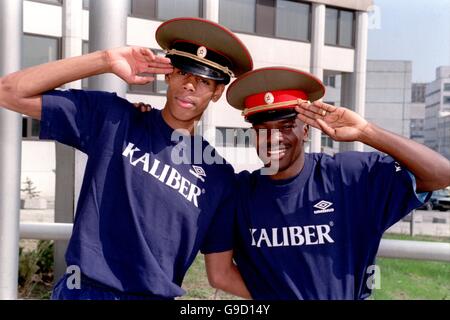 ENGLAND SPIELER, CARLTON PALMER UND TONY DALEY IN RUSSISCHEN HÜTEN IN MOSKAU. ENGLAND SPIELER, CARLTON PALMER UND TONY DALEY IN RUSSISCHEN HÜTEN IN MOSKAU Stockfoto