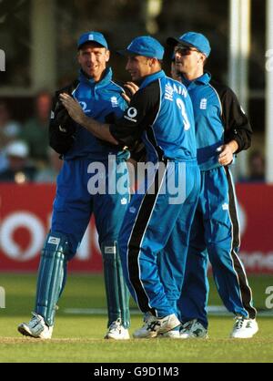 Cricket - NatWest Series Triangular Tournament - England / Simbabwe. England Wicketkeeper Alec Stewart (l) wird von Kapitän Nasser Hussain (c) nach dem Fang von Simbabwes Neil Johnson gratuliert Stockfoto