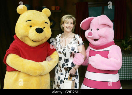 Sophie, Gräfin von Wessex, steht mit den Kindergeschichten-Charakteren Winnie the Pooh und Ferkel während einer Kinderparty im Londoner Buckingham Palace anlässlich des 80. Geburtstages der Queen in diesem Jahr. Stockfoto