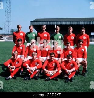 Teamgruppe Nottingham Forest: (Hintere Reihe, l-r) John Winfield, Alan Hill, Bob McKinlay, Peter Grummitt, Bob Chapman, Peter Hindley; (mittlere Reihe, l-r) Ian Story-Moore, Terry Hennessey, Paul Richardson, Barry Lyons, Dave Hilley, Henry Newton; (erste Reihe, l-r) John Barnwell, Liam O'Kane, Colin Hall, Ronnie Rees Stockfoto