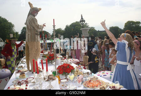 Die Teeparty der Mad Hatter geht auf Hochtouren während einer speziellen Kindergartenparty im Buckingham Palace, um den 80. Geburtstag der Queen in diesem Jahr zu feiern und die britische Kinderliteratur zu feiern. Stockfoto