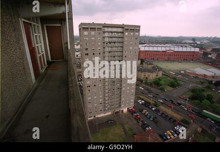 Ibrox Stadium, Heimstadion der Rangers, von einem Wohnblock im Viertel Govan in Glasgow aus gesehen Stockfoto