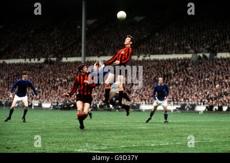 Tommy Booth von Manchester City (zweiter rechts) steht vor Andy Lochhead von Leicester City (c), beobachtet von Teamkollege Mike Doyle (zweiter links) und Allan Clarke von Leicester City (l) und Rodney Fearn (r) Stockfoto