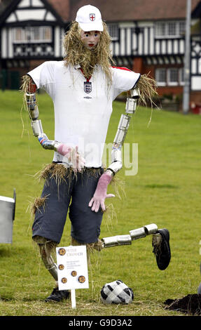 Der englische Stürmer Peter Crouch wird in Form einer Vogelscheuche für das Thornton Hough Scarecrow Festival in Wirral auf der Merseyside neu erschaffen. Stockfoto