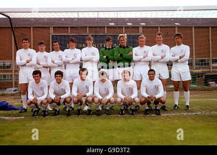 Leeds united Team Group - hintere Reihe (l bis r) - Norman Hunter, Peter Lorimer, Mike O'Grady, Eddie Gray, Allan Clarke, David Harvey, Gary Sprake, Mick Jones, Paul Madeley, Rod Belfitt - vordere Reihe (l bis r) Terry Hibbett, Paul Reaney, Johnny Giles, Billy Bremner, Albert Johanesson Stockfoto