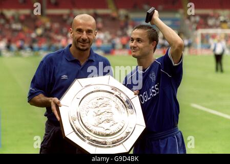 Fußball - FA Charity Shield - Chelsea / Manchester United. Chelsea-Manager Gianluca Vialli (l.) und Kapitän Dennis Wise (r.) feiern den Sieg ihres Teams mit dem Charity Shield Stockfoto