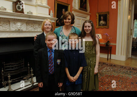 Cherie Blair trifft (von links) Erica Potter-Lewis, Michael Sykes, Conor Howard und Chloe Metcalfe aus Guildford zum Tee in der Nr. 10 Downing Street im Zentrum von London. Stockfoto