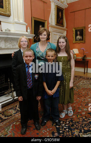 Cherie Blair trifft (von links) Erica Potter-Lewis, Michael Sykes, Conor Howard und Chloe Metcalfe aus Guildford zum Tee in der Nr. 10 Downing Street im Zentrum von London. Stockfoto