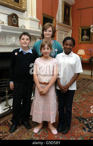 Cherie Blair trifft sich (von links): Alexander Mellen Tausig, Jessica-Marie Newman und Nicole Akinyemi aus Hackney South und Shoreditch, zum Tee in der No10 Downing Street im Zentrum von London. Stockfoto