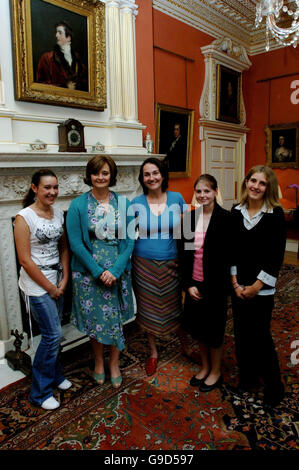 Cherie Blair trifft (von links) Toni Hale, Natascha Engel MP, Bethany Robson und Natalie Barnsdall aus dem Nordosten von Derbyshire zum Tee in der No10 Downing Street im Zentrum von London. Stockfoto