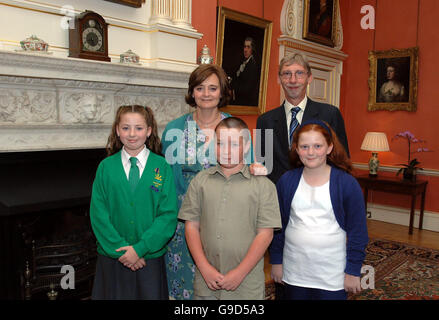 Cherie Blair trifft von links: Coron Dillon Matthew Clinton und Elizabeth Hatton mit George Howarth MP aus Knowsley North und Sefton Osten für Tee im No10 Downing Street im Zentrum von London. Stockfoto