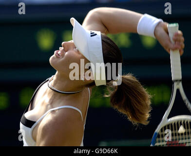 Die Schweizer Martina Hingis im dritten Lauf der All England Lawn Tennis Championships in Wimbledon gegen die japanische Ai Sugiyama. Stockfoto