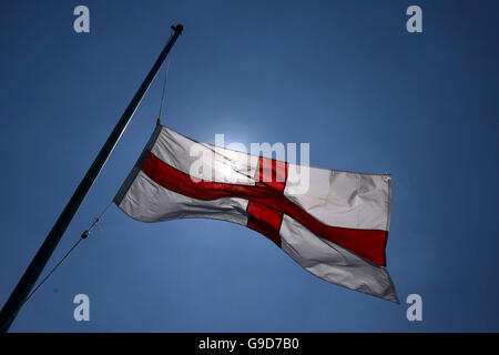 Das St. George's Cross fliegt auf halber Mast, als das Flugzeug, das die englische Mannschaft trägt, aus Deutschland zurückkommt. Bilddatum: Sonntag, 2. Juli 2006. England verlor beim Elfmeterschießen gegen Portugal im Viertelfinale der FIFA-Weltmeisterschaft am Samstag 3-1. Siehe PA Story WORLDCUP England. Bildnachweis sollte lauten: David Davies/PA. Stockfoto
