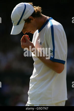 Tennis - Wimbledon Championships 2006 - All England Club - vierte Runde der Männer - Andy Murray gegen Marcos Baghdatis. Der britische Andrew Murray sieht niedergeschlagen aus, bevor er gegen Marcos Baghdatis aus Zypern verliert Stockfoto