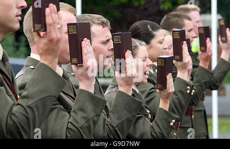 Neu beauftragte Offiziere der 81. Cadet-Klasse bei einer Inbetriebnahmezeremonie im Curragh Camp, Co Kildare. Stockfoto