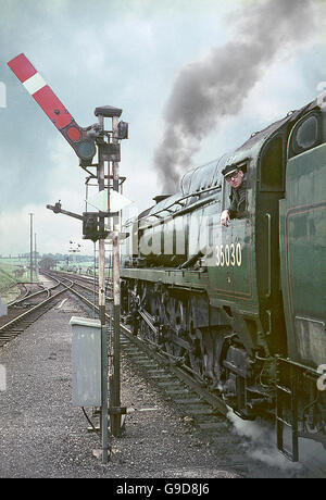 Handelsmarine Klasse Nr. 35030 Elder Dempster Lines bereitet sich auf Wareham mit einem Weymouth Zug abfährt. Stockfoto