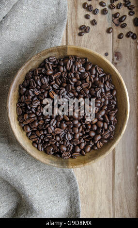 Kaffeebohnen in einer Holzschale Stockfoto