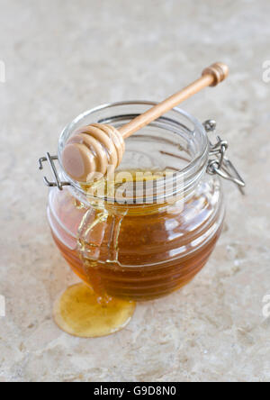 Frischer Honig in einem Glas Stockfoto