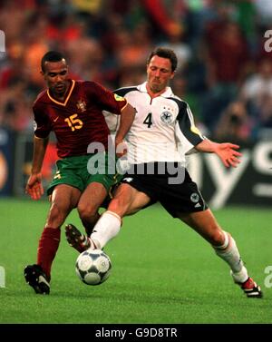 Portugals Costinha (l) und Deutschlands Thomas Linke (r) kämpfen um Der Ball Stockfoto