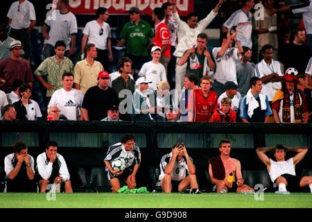 Die Hälfte der deutschen Mannschaft bleibt in den ausgegraben Am Ende des Spiels nach dem Verlust von 3-0 zu Portugal Stockfoto