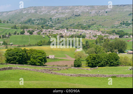 Markt Stadt Reeth im Frühsommer auf der Suche von Harkerside, Swaledale in den Yorkshire Dales National Park. Stockfoto