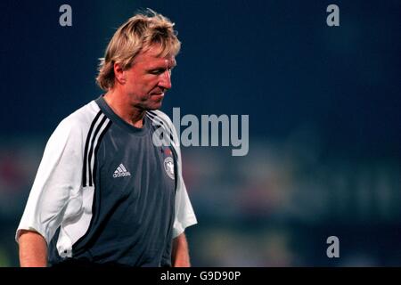 Deutschland-Trainer Horst Hrubesch verlässt das Feld nach seinem Das Team verlor 3-0 gegen Portugal Stockfoto