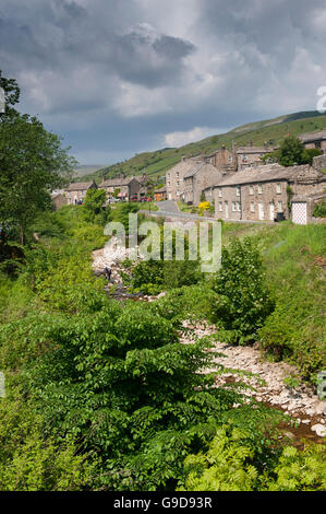 Dorf von Muker im Swaledale, North Yorkshire, im Frühsommer. Stockfoto
