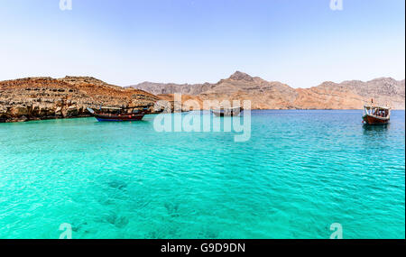 Traditionelle arabische Daus mit Touristen im wilden Fjord der Halbinsel Musandam, Sultanat von Oman, Reiseziel verankert Stockfoto