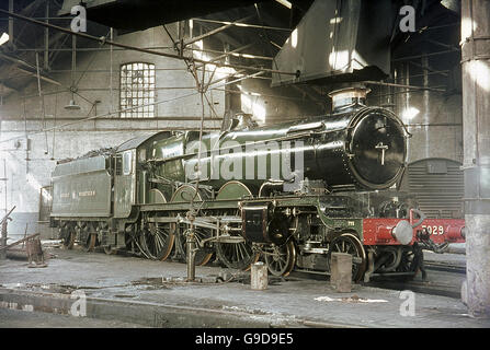 Ex-Great Western Railway Klasse Nr. 7029 Clun Schloss (eigentlich erbaut von BR) ruht auf Tyseley vergossen, während spezielle arbeiten Stockfoto